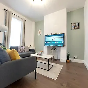 A New Near Centre Titanic And Bus Stop Cozy At Amber Apartment
